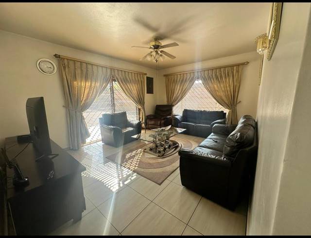 5 BEDROOM HOUSE FOR SALE IN LAUDIUM
